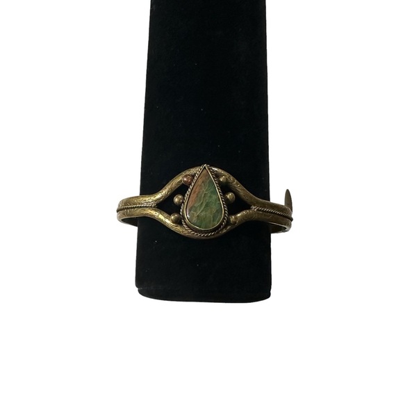 Vtg Brass & 23.4mm Native American Royston Turquoise Teardrop Cuff Bracelet 7” - Picture 3 of 15